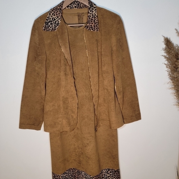 VINTAGE Daniel Laurent dress, matching zip-up blazer. Tan suede/leopard print - Picture 6 of 16